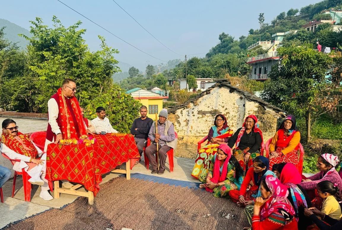 केदारनाथ विधानसभा के सौडी गांव में उपचुनाव भाजपा प्रत्याशी के समर्थन में आयोजित सूक्ष्म सभा में पूर्व सैनिकों के साथ चुनावी चर्चा करते सैनिक कल्याण मंत्री गणेश जोशी
