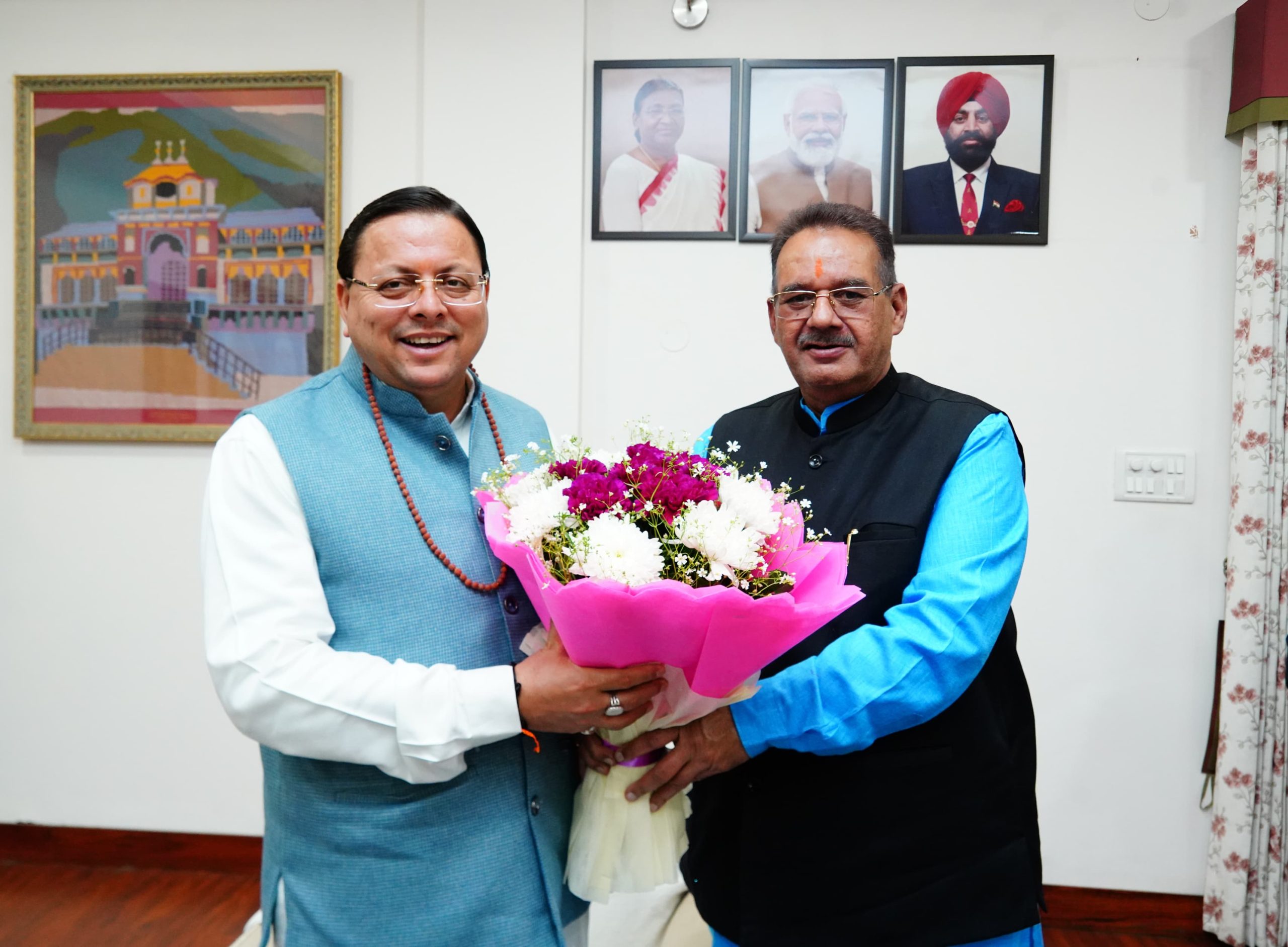 केदारनाथ जीत पर मुख्यमंत्री पुष्कर सिंह धामी को बधाई देते कृषि मंत्री गणेश जोशी
