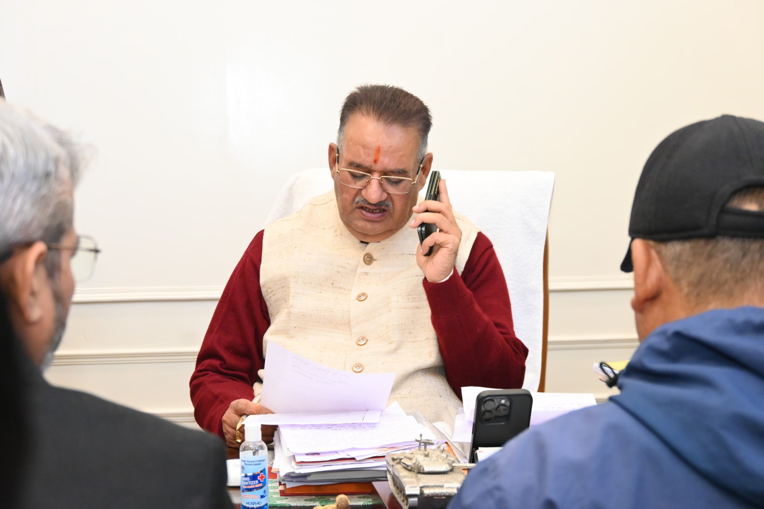 मंत्री गणेश जोशी ने शेष अन्य जन समस्याओं को संबंधित अधिकारियों को दूरभाष के माध्यम से त्वरित निस्तारण के निर्देश दिए