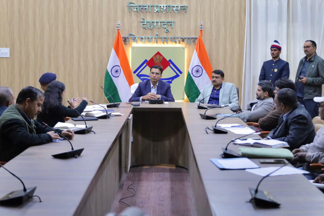 डीएम ने लोनिवि को चिन्हित स्थलों पर क्रेस बेरियर लगाने एवं उपलब्ध स्थलों को सुविधाजनक बनाने के निर्देश दिये