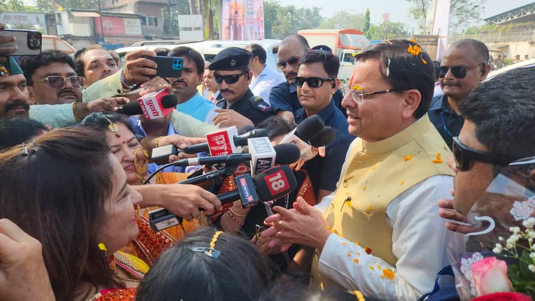 महाराष्ट्र के शपथ ग्रहण समारोह में उमड़ी भारी भीड़ और लोगों का उत्साह इस बात का संकेत है कि मुख्यमंत्री धामी की लोकप्रियता दिन-ब-दिन बढ़ती जा रही है