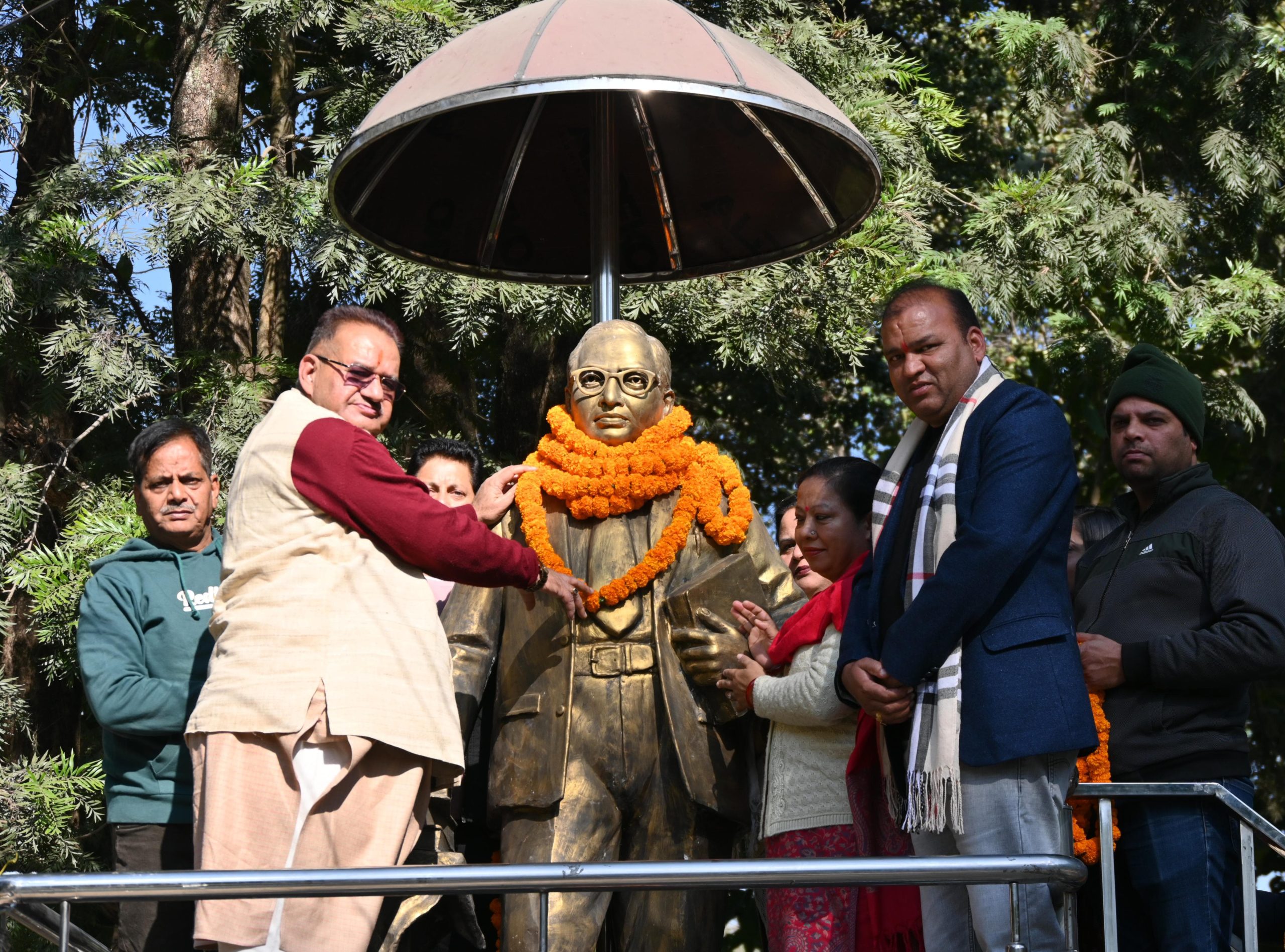 महापरिनिर्वाण दिवस के अवसर पर बाबा साहेब आम्बेडकर की मूर्ति पर माल्यार्पण कर उन्हें श्रद्धासुमन अर्पित करते कैबिनेट मंत्री गणेश जोशी