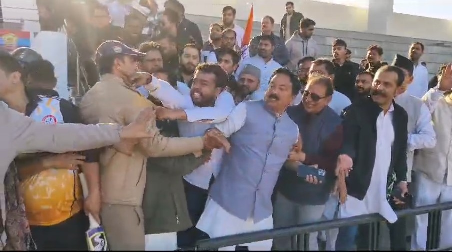 कांग्रेस अध्यक्ष करन माहरा और कांग्रेस के कार्यकर्ताओ ने की पत्रकारों के साथ गुंडागर्दी…