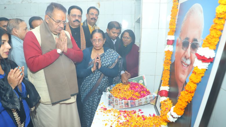 स्व. हरबंश कपूर की जयंती के अवसर पर आयोजित कार्यक्रम में प्रतिभाग कर उन्हें श्रद्धासुमन अर्पित करते कैबिनेट मंत्री गणेश जोशी