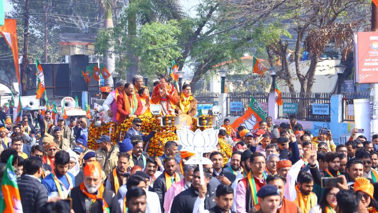 रुड़की के बाद मुख्यमंत्री ने लक्सर में भाजपा के पालिकाध्यक्ष प्रत्याशी देवेन्द्र चौधरी के समर्थन में भी रोडशो किया।