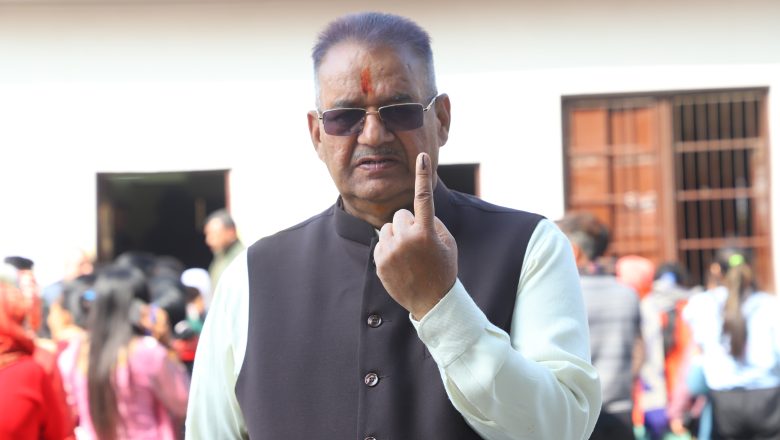 मंत्री ने मतदान केंद्र पर अन्य लोगों से बातचीत की और सभी को अपने मत का प्रयोग करने के लिए प्रोत्साहित भी किया।