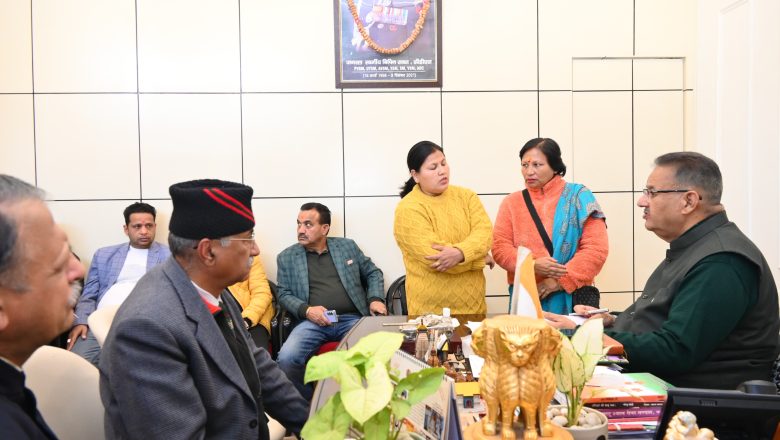 कैंप कार्यालय में दूर दराज से पहुंचे फरियादियों की जन समस्याएं सुनते कैबिनेट मंत्री गणेश जोशी