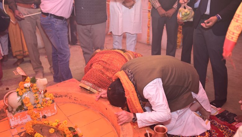 मुख्यमंत्री धामी ने महाशिवरात्रि के अवसर पर चकरपुर, खटीमा स्थित श्री वनखंडी महादेव शिव मंदिर में सपत्नीक जलाभिषेक एवं पूजा अर्चना कर प्रदेश में सुख, शांति एवं समृद्धि की कामना की