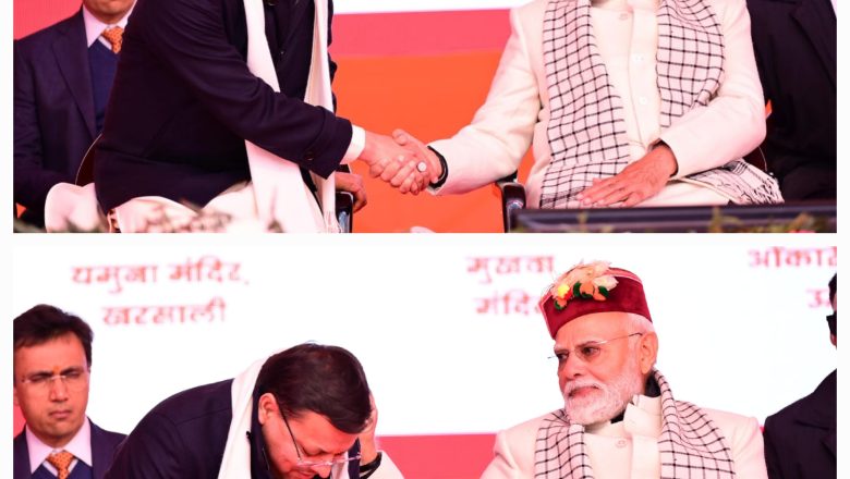 पीएम मोदी ने हाथ मिलाकर, पीठ थपथपाकर सीएम को दी शाबाशी   