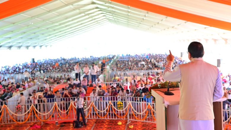 मुख्यमंत्री ने कहा कि प्रधानमंत्री नरेंद्र मोदी के नेतृत्व में देश हर क्षेत्र में आगे बढ़ रहा है उनके नेतृत्व में जनहित में अनेक निर्णय लिये गये हैं   