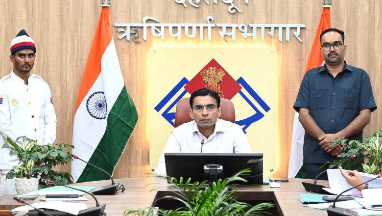इस कार्यक्रम को मिशन मोड में लेते हुए प्रत्येक बूथ में कम से कम 10-10 पौधे लगाए जाए : जिलाधिकारी