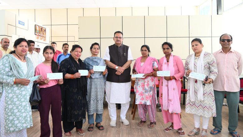 मंत्री गणेश जोशी ने मसूरी विधानसभा क्षेत्र के जरूरतमंदों को 10-10 हजार रुपये की आर्थिक सहायता राशि के चेक वितरित किए      