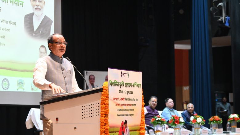 शिवराज ने कहा कि कृषि वैज्ञानिकों के लिए असली प्रयोगशाला खेत ही है, इसलिए हमने ‘लैब टू लैंड’ जोड़ने और 16 हजार वैज्ञानिकों की टीमों के साथ गांव-गांव जाकर ‘विकसित कृषि संकल्प अभियान’ शुरू करने की परिकल्पना की।      