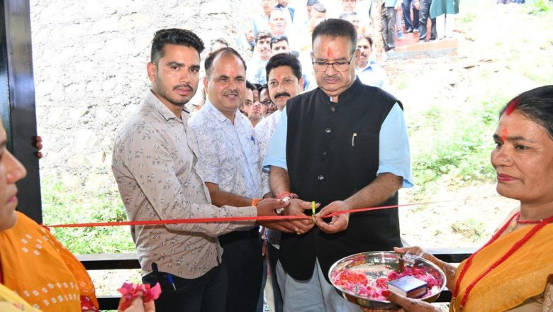 भगद्वारीखाल इंटर कॉलेज में 30 लाख की लागत से बने टिन शेड का कैबिनेट मंत्री गणेश जोशी ने किया लोकार्पण।