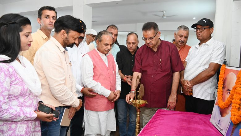 मसूरी विधानसभा क्षेत्र में विकसित भारत संकल्प सभा का दीप प्रज्वलन कर शुभारंभ करते कृषि मंत्री गणेश जोशी