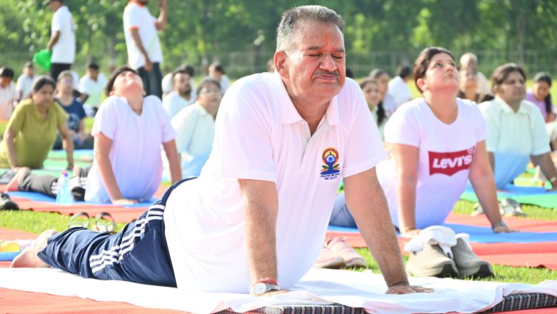 अंतरराष्ट्रीय योग दिवस पर पंतनगर विश्वविद्यालय में योगाभ्यास करते कृषि मंत्री गणेश जोशी   
