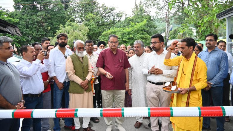 देहरादून के राजपुर में प्लीजेंट वैली वेलफेयर एसोसिऐशन के मुख्य द्वार का उद्घाटन करते कैबिनेट मंत्री गणेश जोशी