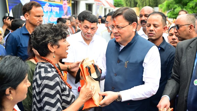 मुख्यमंत्री ने यात्रियों का पारंपरिक रूप से स्वागत किया तथा उत्तराखंड की सांस्कृतिक धरोहर से जुड़े स्मृति चिह्न भेंट किए