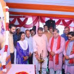 भाजपा प्रदेश अध्यक्ष महेन्द्र भट्ट को स्मृति चिन्ह देकर अभिनन्दन करते कैबिनेट मंत्री गणेश जोशी