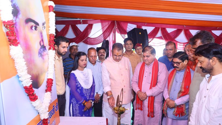 भाजपा प्रदेश अध्यक्ष महेन्द्र भट्ट को स्मृति चिन्ह देकर अभिनन्दन करते कैबिनेट मंत्री गणेश जोशी
