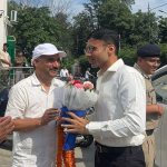 जिलाधिकारी के कार्यक्रम स्थल पर आगमन पर ढोल दमाऊ से उनका स्वागत किया गया      