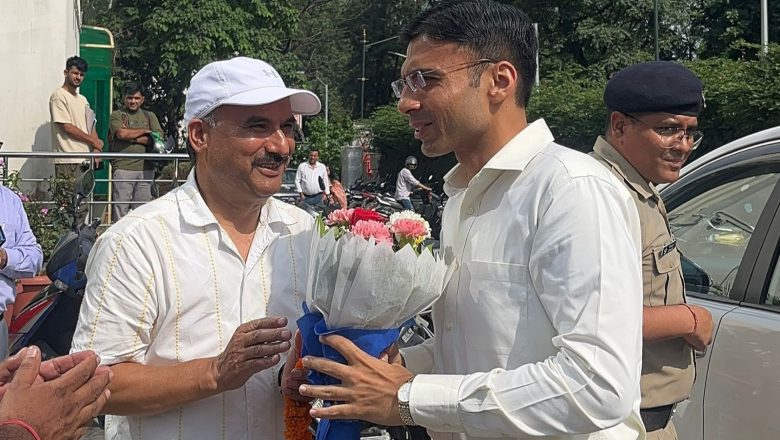 जिलाधिकारी के कार्यक्रम स्थल पर आगमन पर ढोल दमाऊ से उनका स्वागत किया गया      