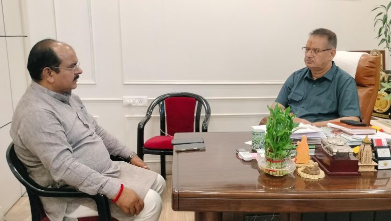 कैबिनेट मंत्री गणेश जोशी से भाजपा के वरिष्ठ नेता पुष्कर काला ने की भेंट, आगामी पंचायत चुनावों को लेकर की विस्तृत चर्चा