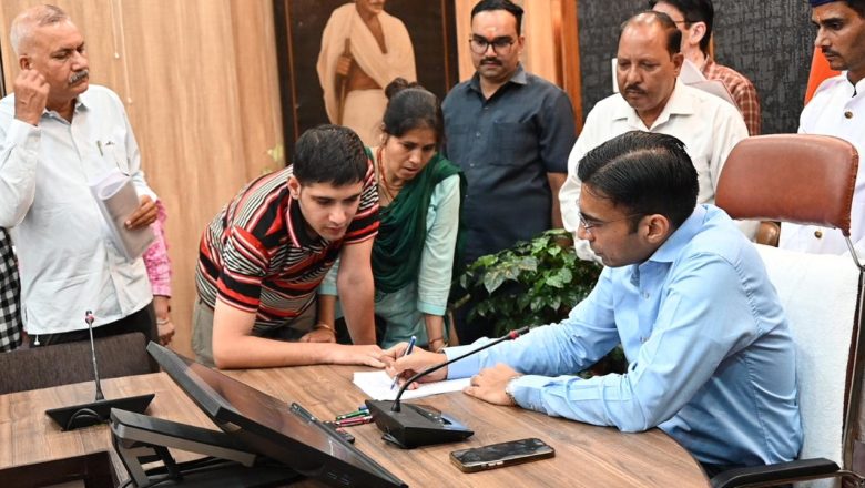 जिलाधिकारी सविन बंसल ने जनता दरबार में मिली शिकायत पर तुरंत कार्रवाई की।            