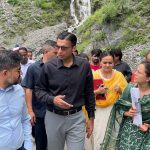 डीएम अदालत ने बुज़ुर्ग-हित को सर्वोपरि मान लोकतंत्र की मानवीय आत्मा उजागर की; वैधानिक ‘विशेष अधिकार’ बना कमजोर की आवाज़, आदेश पढ़ते-पढ़ते भीड़ ने ताली बजाकर भरोसा जताया