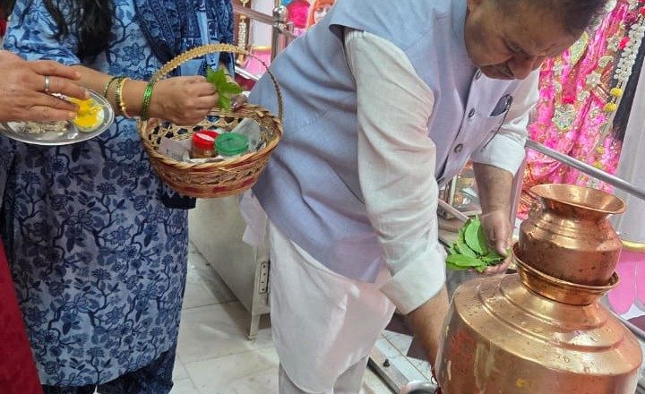 यह महीना भक्तों को भगवान शिव से जुड़ने का एक विशेष अवसर प्रदान करता है। श्रावण मास हमें श्रद्धा, संयम और सेवा का संदेश देता है। भगवान शिव की आराधना से न केवल आध्यात्मिक ऊर्जा मिलती है, बल्कि जीवन में नई सकारात्मक दिशा भी मिलती है : जोशी