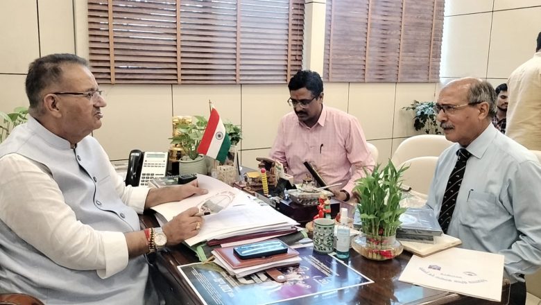 कारगिल विजय दिवस पर तैयारियों को लेकर बैठक करते सैनिक कल्याण मंत्री गणेश जोशी