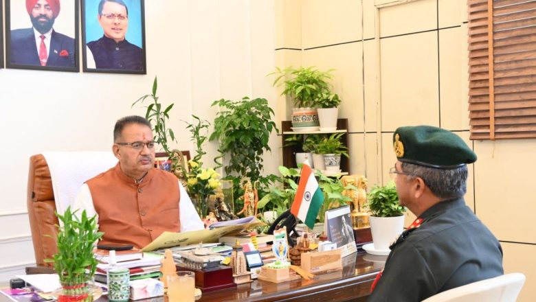 मंत्री गणेश जोशी और ब्रिगेडियर राम सिंह थापा के बीच गढ़ी कैंट में हरबंस कपूर कम्युनिटी हॉल की एसओपी को लेकर चर्चा हुई।      