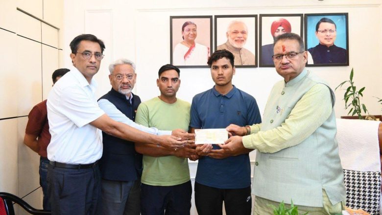 सैनिक कल्याण मंत्री गणेश जोशी ने अपने कैंप कार्यालय में सड़क दुर्घटना में मृतक उपनल कर्मचारी कविता गुसांई के भाई पंकज गुसाईं को रुपये 1.50 लाख की त्वरित सहायता राशि का चेक प्रदान किया। यह सहायता उपनल के माध्यम से दी गई है
