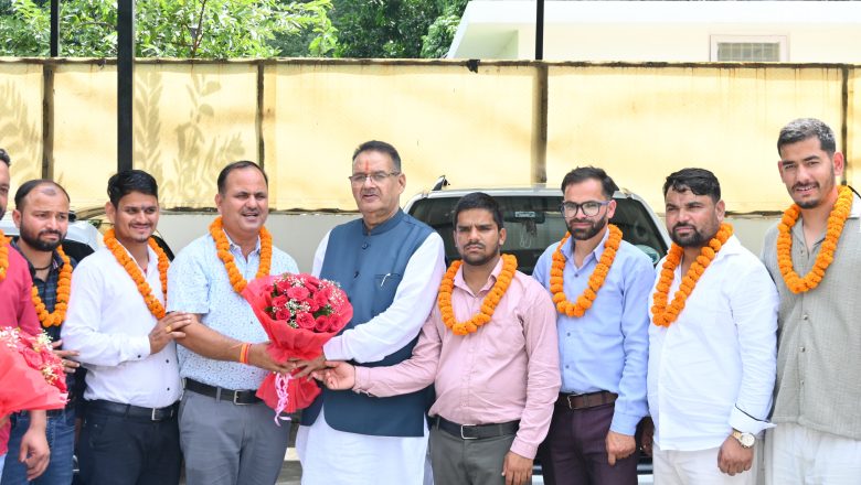 त्रिस्तरीय पंचायत चुनावों में विजयी जनप्रतिनिधियों ने कैबिनेट मंत्री गणेश जोशी से की शिष्टाचार भेंट, मंत्री ने दी उज्ज्वल भविष्य की शुभकामनाएं