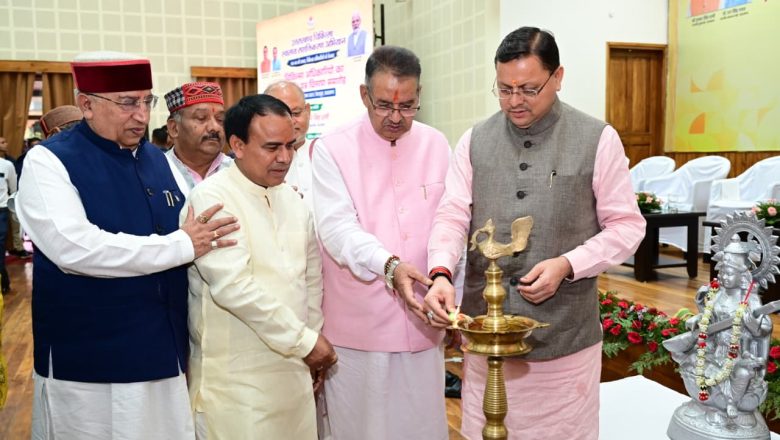 मुख्यमंत्री पुष्कर सिंह धामी ने मुख्य सेवक सदन में स्वास्थ्य विभाग द्वारा आयोजित उत्तराखंड चिकित्सा स्वास्थ्य सशक्तिकरण अभियान में प्रतिभाग करते हुए 220 नव नियुक्त चिकित्सा अधिकारियों को नियुक्ति पत्र वितरित किए