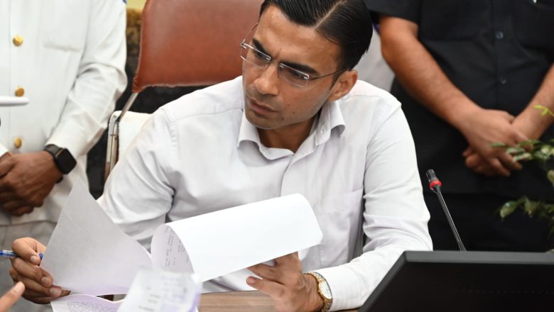 जनहित में सख्ती: डीएम सविन बंसल ने बैंक-इंश्योरेंस कम्पनी को फटकार लगाकर आश्रित परिवार को दिलाया हक