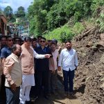 आपदा प्रभावित लोगों को देख सीएम धामी ने रुकवाया काफिला  प्रोटोकॉल तोड़ जनता के बीच पहुंचे सीएम धामी