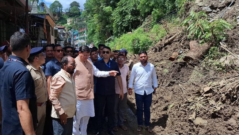 आपदा प्रभावित लोगों को देख सीएम धामी ने रुकवाया काफिला प्रोटोकॉल तोड़ जनता के बीच पहुंचे सीएम धामी