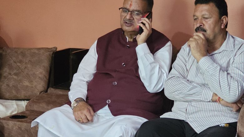    मंत्री गणेश जोशी ने मसूरी बार्लोगंज स्थित मेरीविल स्टेट निवासी हुकम सिंह रावत के घर पहुंचकर शोक संतप्त परिवार से मुलाकात की
