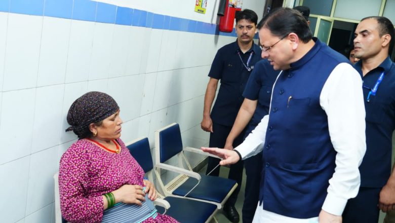 मुख्यमंत्री धामी ने मौके पर उपस्थित लाभार्थियों से भी बातचीत कर उनके अनुभव सुने तथा हेल्प डेस्क की कार्यक्षमता की जानकारी ली