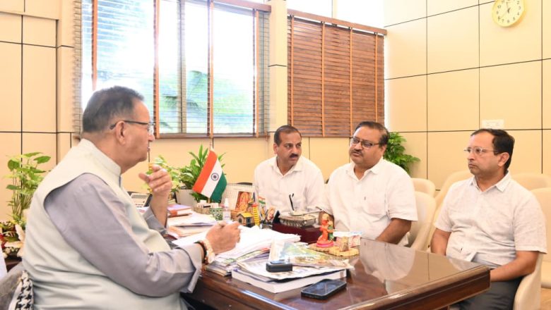 मसूरी विधानसभा क्षेत्र के अंतर्गत आपदा से हुए नुकसान के संबंध में सिंचाई विभाग के अधिकारियों के साथ बैठक करते कैबिनेट मंत्री गणेश जोशी