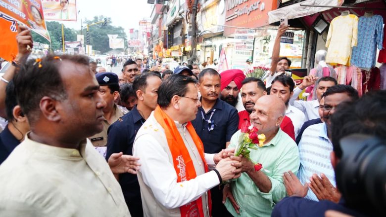 बड़ी संख्या में उपस्थित लोगों ने सीएम धामी का किया अभिनन्दन