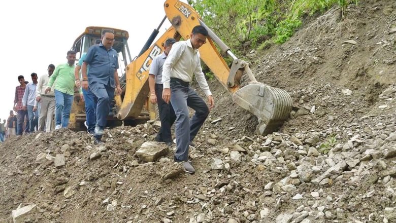 जिलाधिकारी ने सम्बन्धित विभागों के अधिकारियों को निर्देश दिए कि बजट प्रतीक्षा ने करें सीधे युद्धस्तर पर कार्यवाही करते हुए जनजीवन सामान्य बनाने में जुट जाएं।   