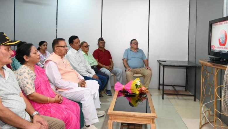 कैबिनेट मंत्री गणेश जोशी ने कार्यकर्ताओं और जनता के साथ कलिंगा कॉलोनी बूथ पर प्रधानमंत्री नरेंद्र मोदी की ‘मन की बात’ के 126वें संस्करण को सुना और इसे समाज में जागरूकता फैलाने का अभियान बताया