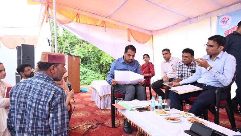 जिलाधिकारी ने एक-एक कर क्षेत्रवासियों की सभी समस्याएं सुनी और विभागों को प्राथमिकता पर समस्या का निराकरण करने के निर्देश दिए।   