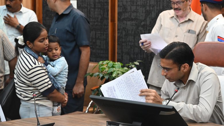 जिलाधिकारी सविन बंसल ने ऋषिपर्णा सभागार में जनता दर्शन में सुनी 121 जन शिकायतें, अधिकांश का किया मौके पर निस्तारण      