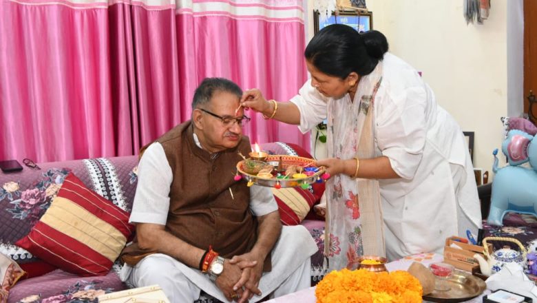 मंत्री गणेश जोशी ने कहा कि प्रधानमंत्री नरेन्द्र मोदी और मुख्यमंत्री पुष्कर सिंह धामी के नेतृत्व में महिला सशक्तिकरण के लिए अनेक योजनाएं चलाई जा रही हैं, जिनका लाभ आज हर बहन तक पहुंच रहा है