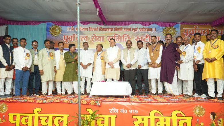 मुख्यमंत्री धामी ने कहा कि आदरणीय प्रधानमंत्री नरेंद्र मोदी जी के कुशल नेतृत्व और मार्गदर्शन में भारत के विकास और सनातन संस्कृति का वैभव आज चारों ओर दिखाई दे रहा है।