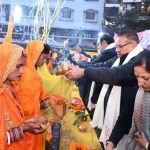 छठ पर्व के अवसर पर महिलाओं ने परंपरागत वेशभूषा में ठंडे पानी में खड़े होकर मां छठ की पूजा-अर्चना की एवं डूबते सूर्य को अर्घ्य अर्पित किया   
