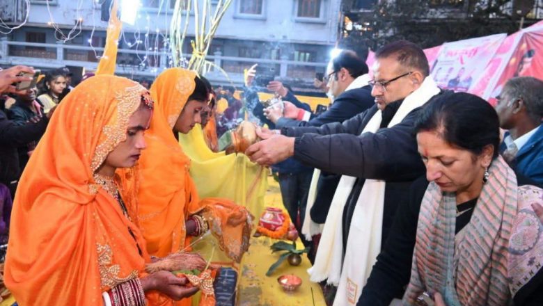 छठ पर्व के अवसर पर महिलाओं ने परंपरागत वेशभूषा में ठंडे पानी में खड़े होकर मां छठ की पूजा-अर्चना की एवं डूबते सूर्य को अर्घ्य अर्पित किया